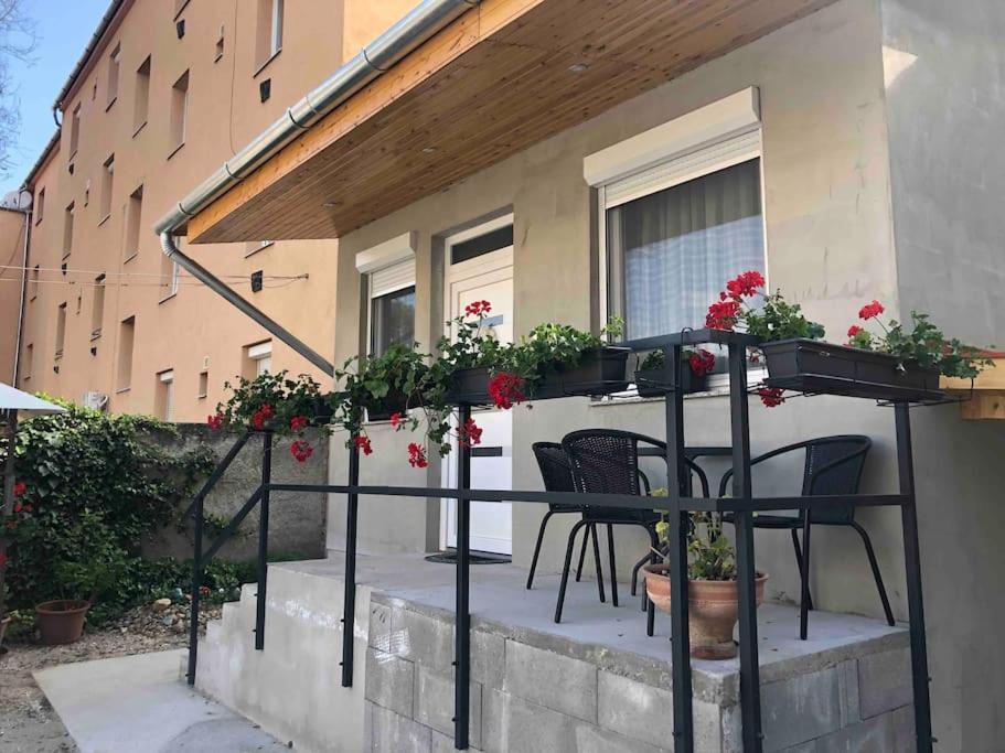 Mora Apartman 3. Kiskunfelegyhaza Exterior photo